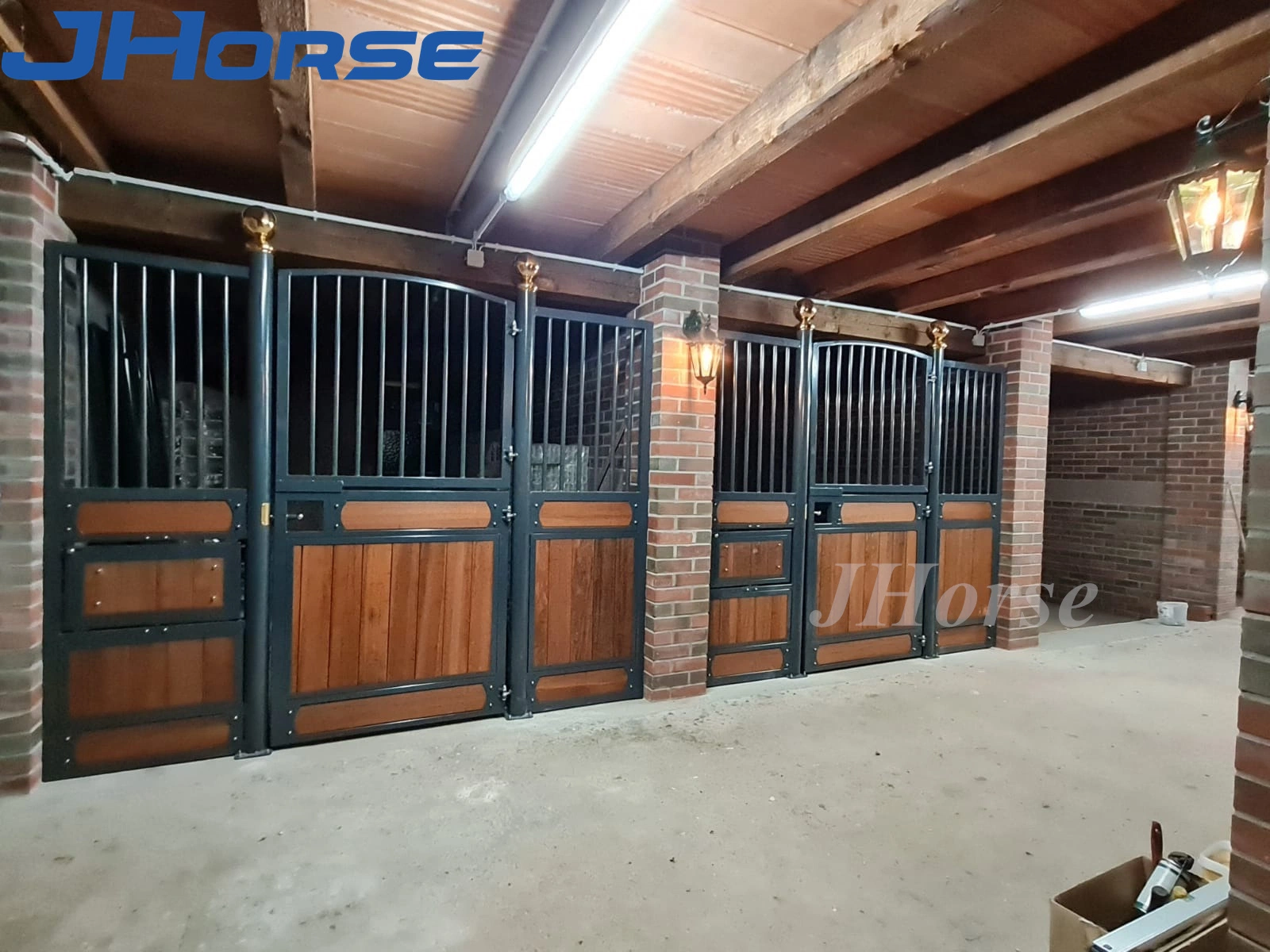 Style de luxe vente en gros à l'Est Installer Free Design Horse stable avec chargeur de pivotement