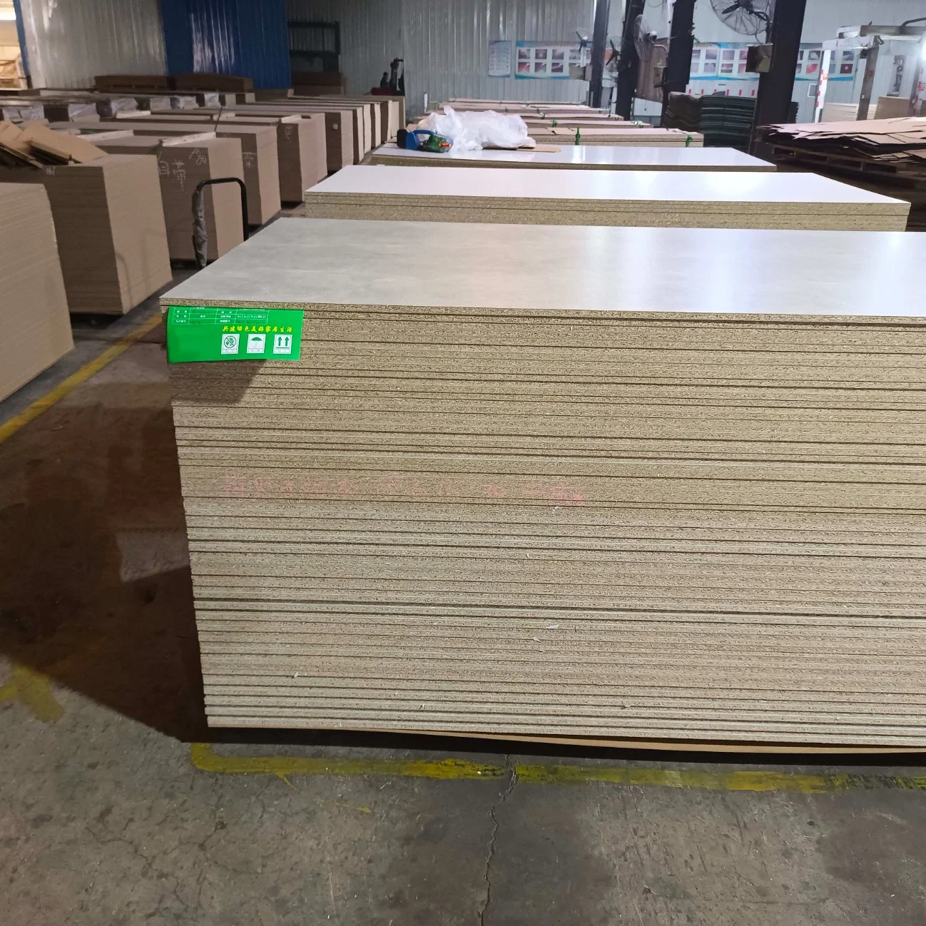 2100*2800 HMR Melamine Particle Board 16mm para armario de pared Paneles