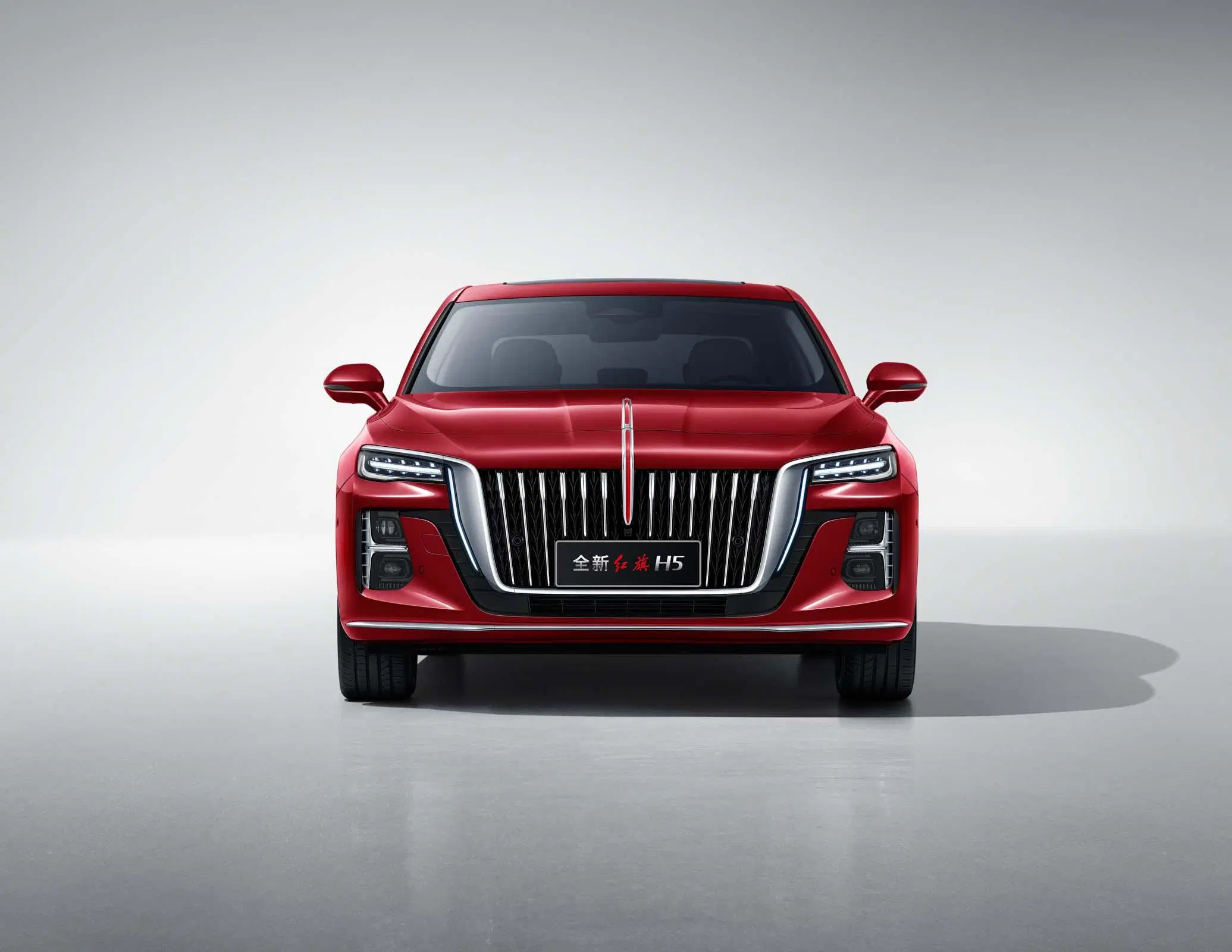 Nouvelle voiture H5 Hongqi chinoise en stock, 5 places de haut Qualité Auto Vehicle Oil hybride électrique 1.5t 2.0t avec meilleur Véhicule d'occasion