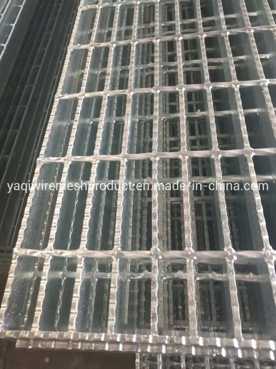 900mm Serrated Hot DIP Galvanized Steel Grating Industrial Walkway Bar Grating Drain Cover Steel Grating