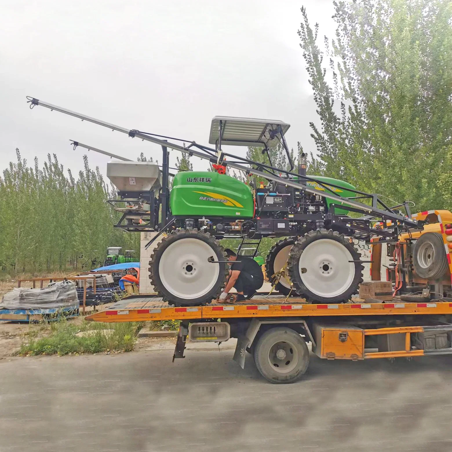 Agricultural Self Propelled Tractor Type Pesticide 700L Boom Sprayer 50HP Diesel Engine