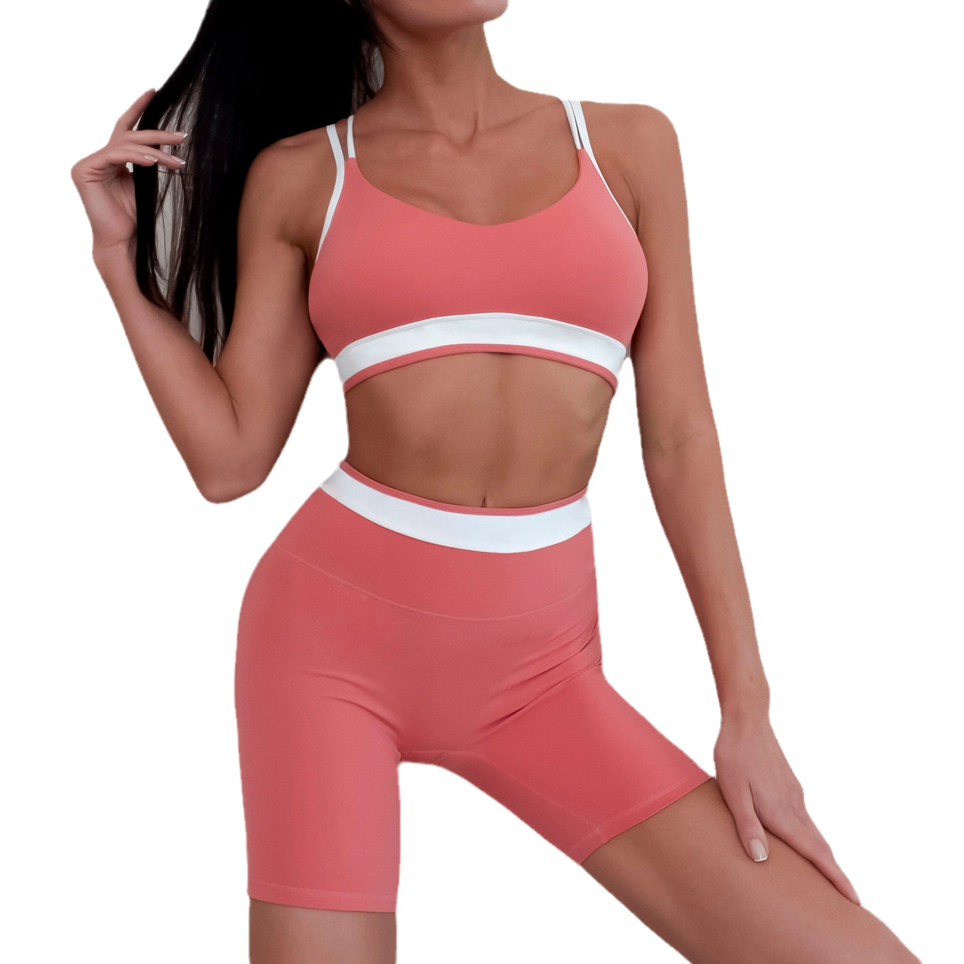 Ensemble de fitness de mode avec soutien-gorge de yoga à dos croisé et short de fitness.