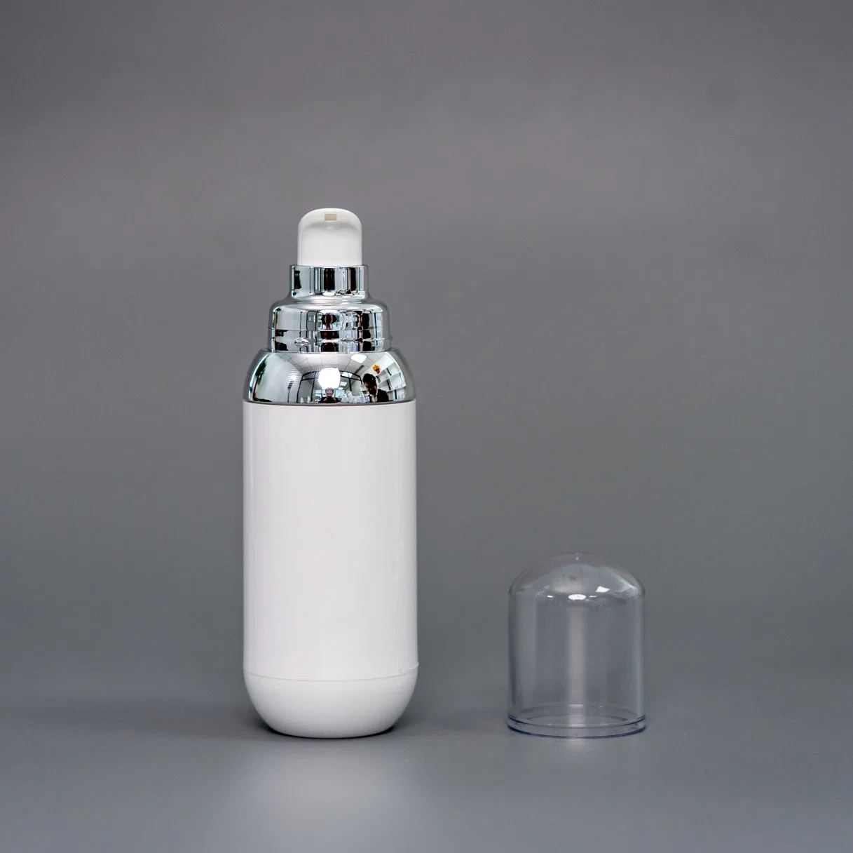 China New Product Silver Color PETG Plastic Bottle 15ml White Shiny Container 30ml Round Bottom Airless Cream Bottle Liquid Dispenser Treatment Pump Head