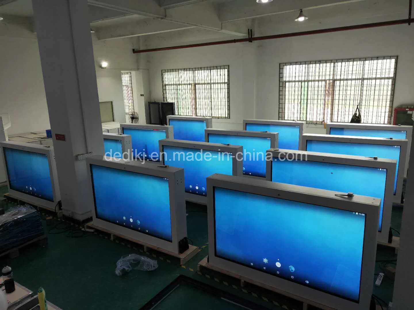 Dedi legible con luz solar impermeable de 43 pulgadas de gran pantalla de televisión al aire libre en el gabinete