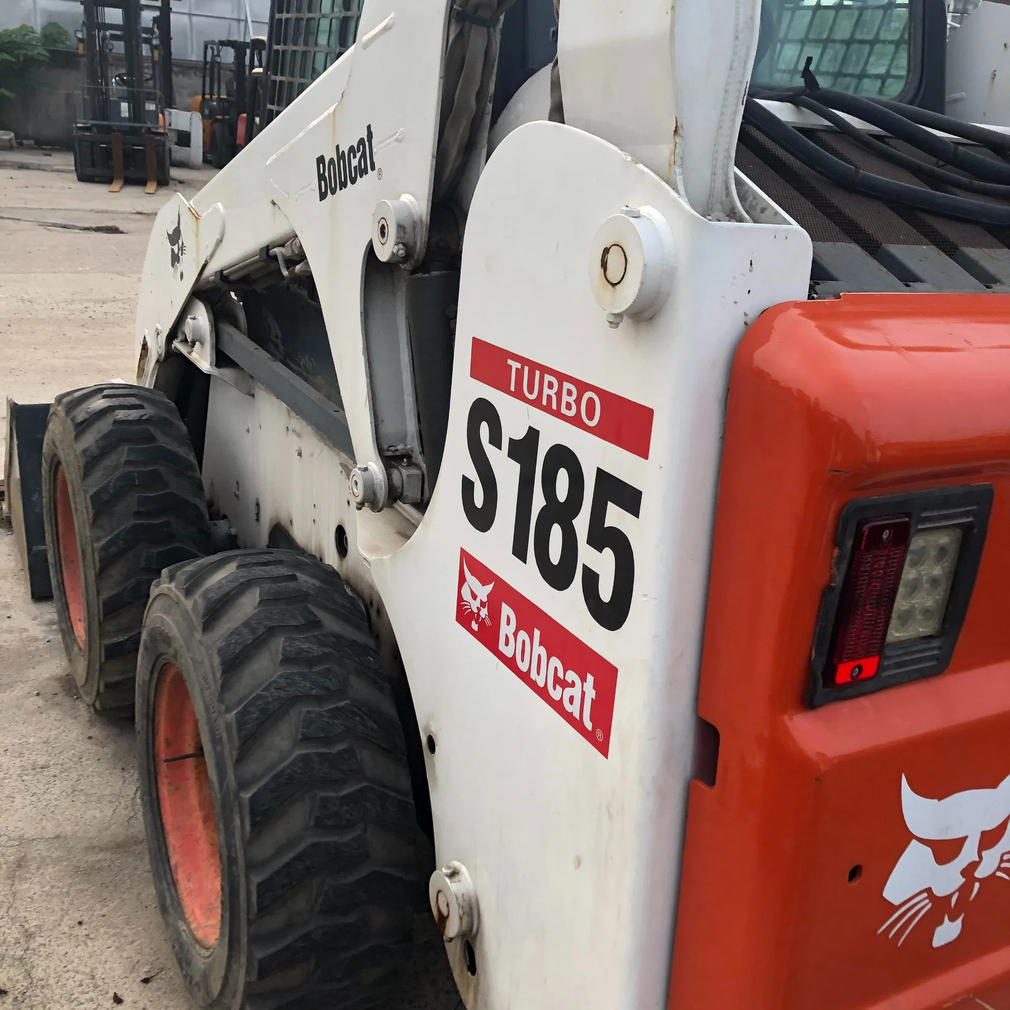 Venta de máquina de construcción usada en buen estado Bobcat S185 a precio económico. Excavadora con alta eficiencia de operación Bobcat S185.