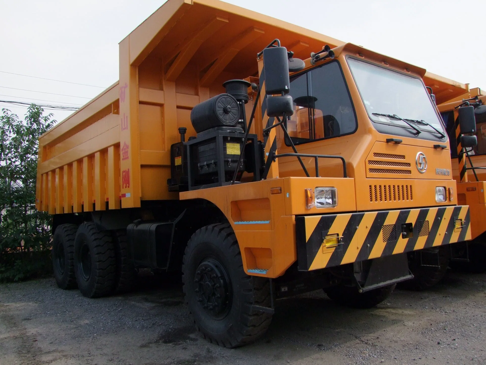 La Chine haut de la marque Shacman corps large de 70 tonnes off-road 420HP Kingway de camion à benne minière 90 avec moteur Cummins