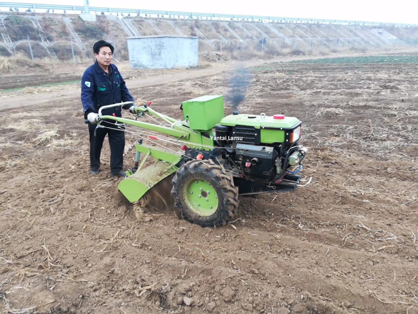 Hand-Traktor mit Drehfräse