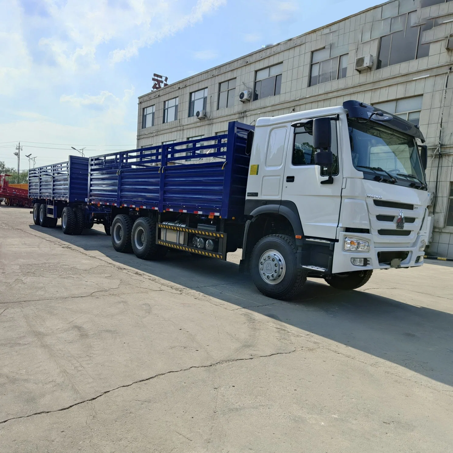 Sinotruck HOWO Customized 120 Cubic Meters Wagon Lorry Big Capacity 70tons Tandem Camion General Animals Cargo Truck with Dolly Drawbar Trailer