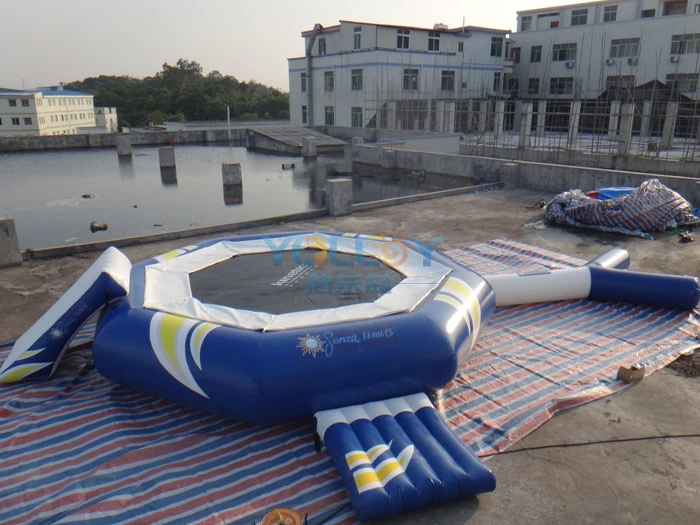 Trampolín flotante inflable con tobogán de agua divertido