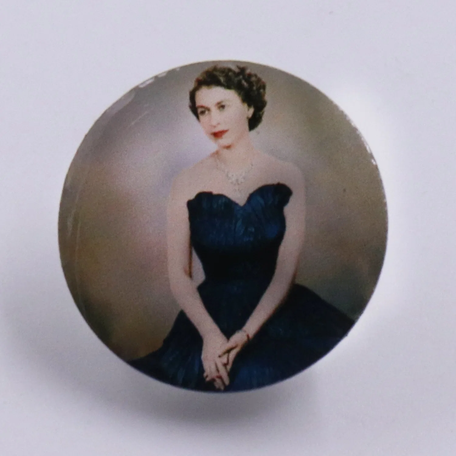 China Wholesale/Supplier Printing Enamel Round Shape in Stock Elizabeth High quality/High cost performance  Metal Art Crafts Souvenir Gift Low MOQ 96 2022 United Kingdom Queen Badge for Sale