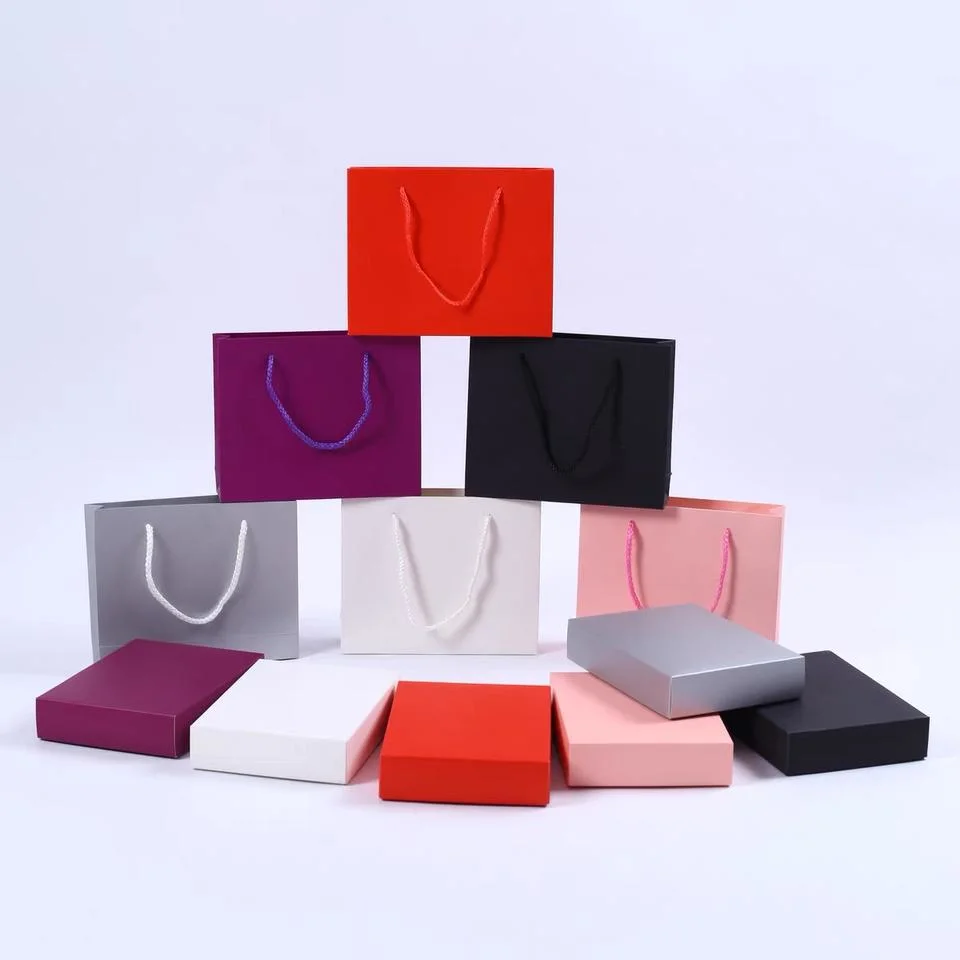 Recycelbare Kraftpapier Custom Boutique Portable Geschenkverpackung Tasche Kleidung Tasche