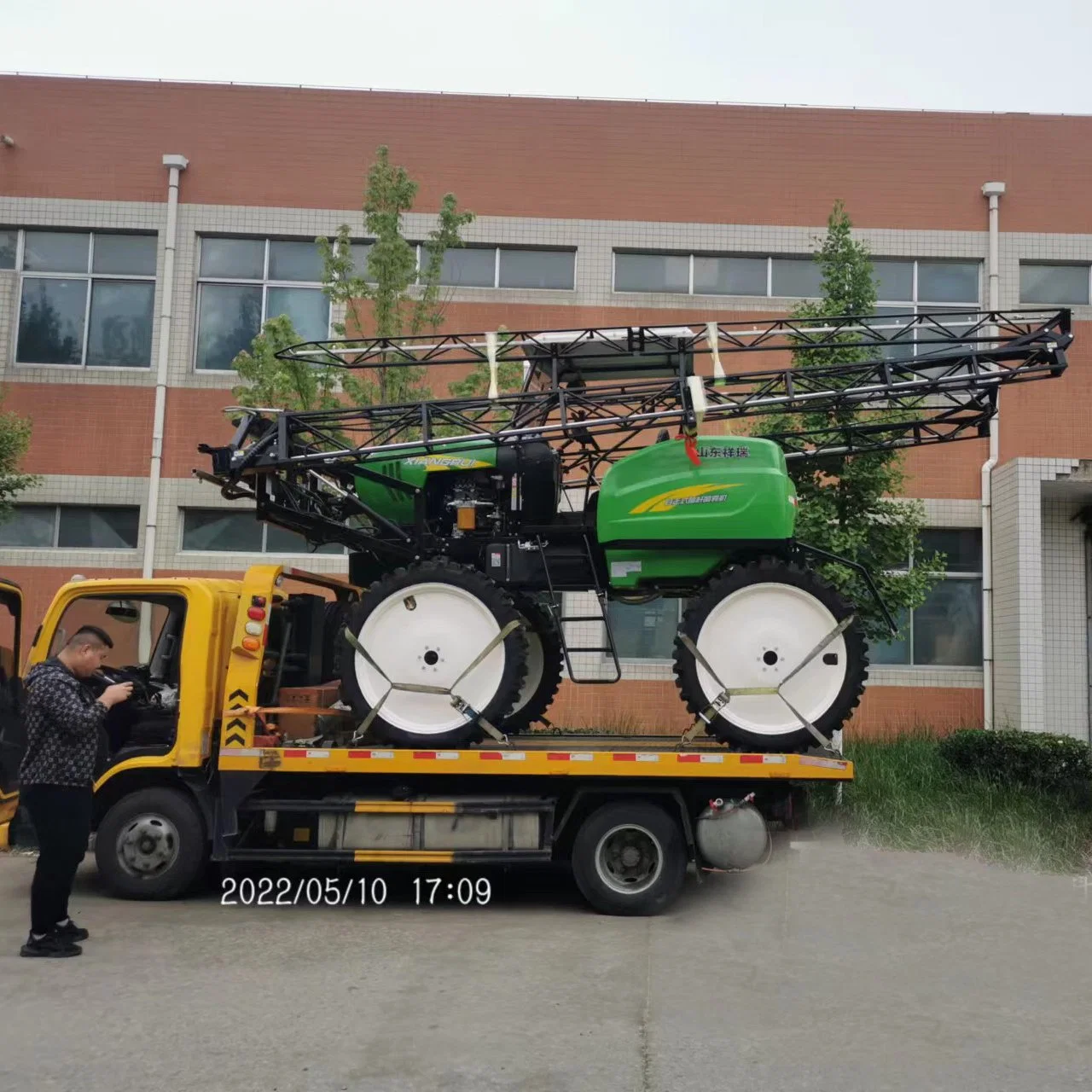 1300L Pulvérisateur agricole à grande garde au sol Équipement de protection des plantes Pulvérisateur à rampe autopropulsé à quatre roues motrices à moteur diesel