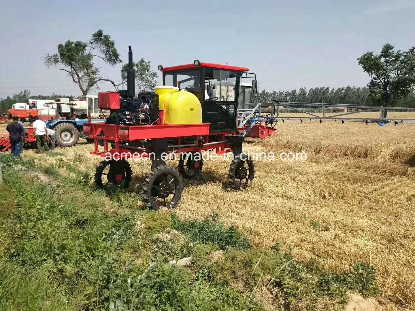 La auto-propulsada máquina pulverizadora gran tractor agrícola pulverizadora para maíz.