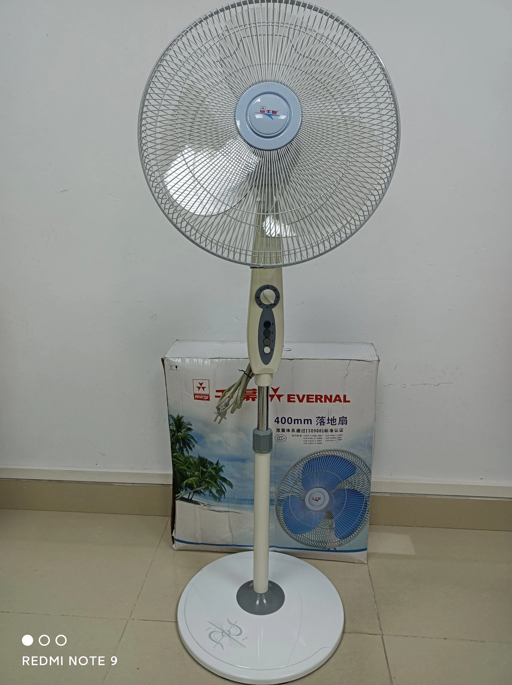 16" Evernal Oscillating Standventilator mit starken Grills.