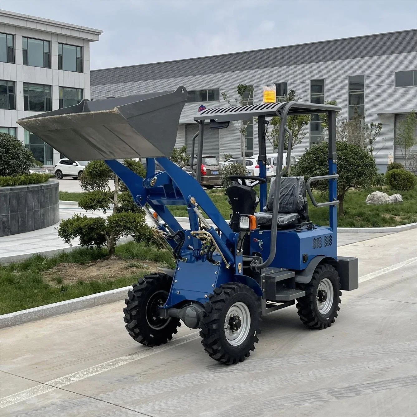 Tough Power of The Electric Loader with 0.2 M&sup3; 400kg Bucket Capacity