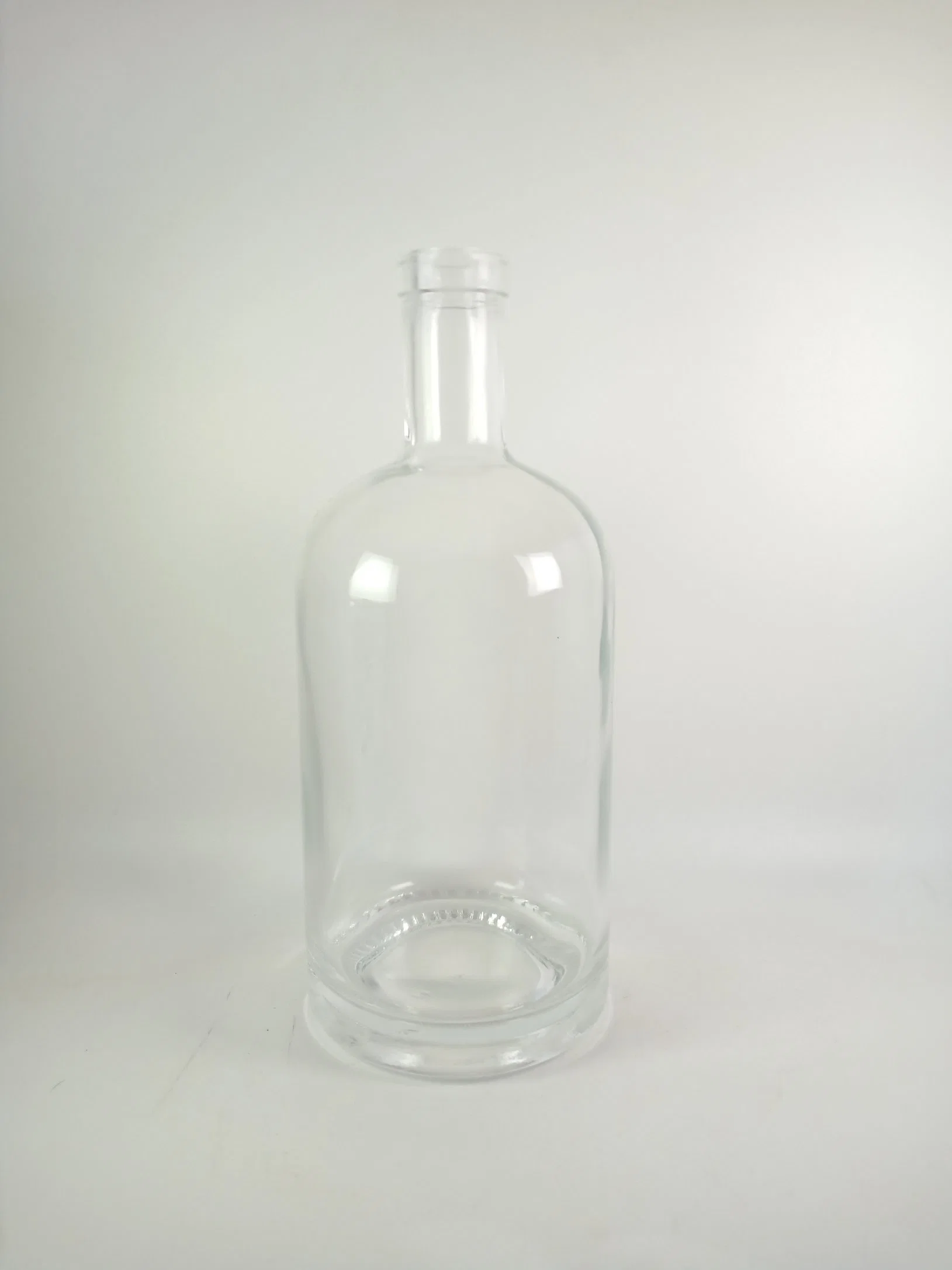 Wholesale/Supplier Round Shape Super Flint 1000ml Clear E Glass Bottle for Vodka/Whisky/Gin/Brandy/Rum/Liquor Wine with Corks