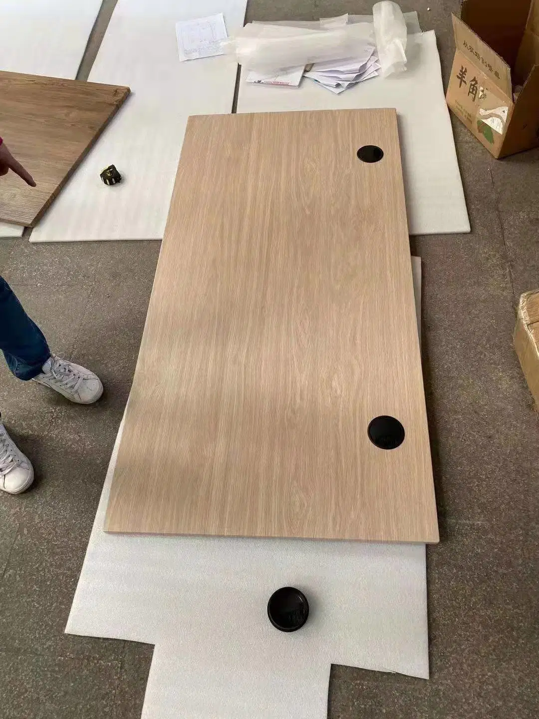 Fabricante de fábrica de MDF laminado de melamina color personalizado de la Junta de partículas/Chip Mobiliario de oficina de la junta de la Mesa Permanente de la tabla y el hogar Furnitu escritorio ajustable