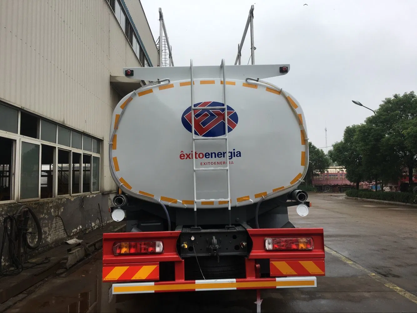 Factory Price Diesel Petrol Refueling Oil Transport Tanker Truck