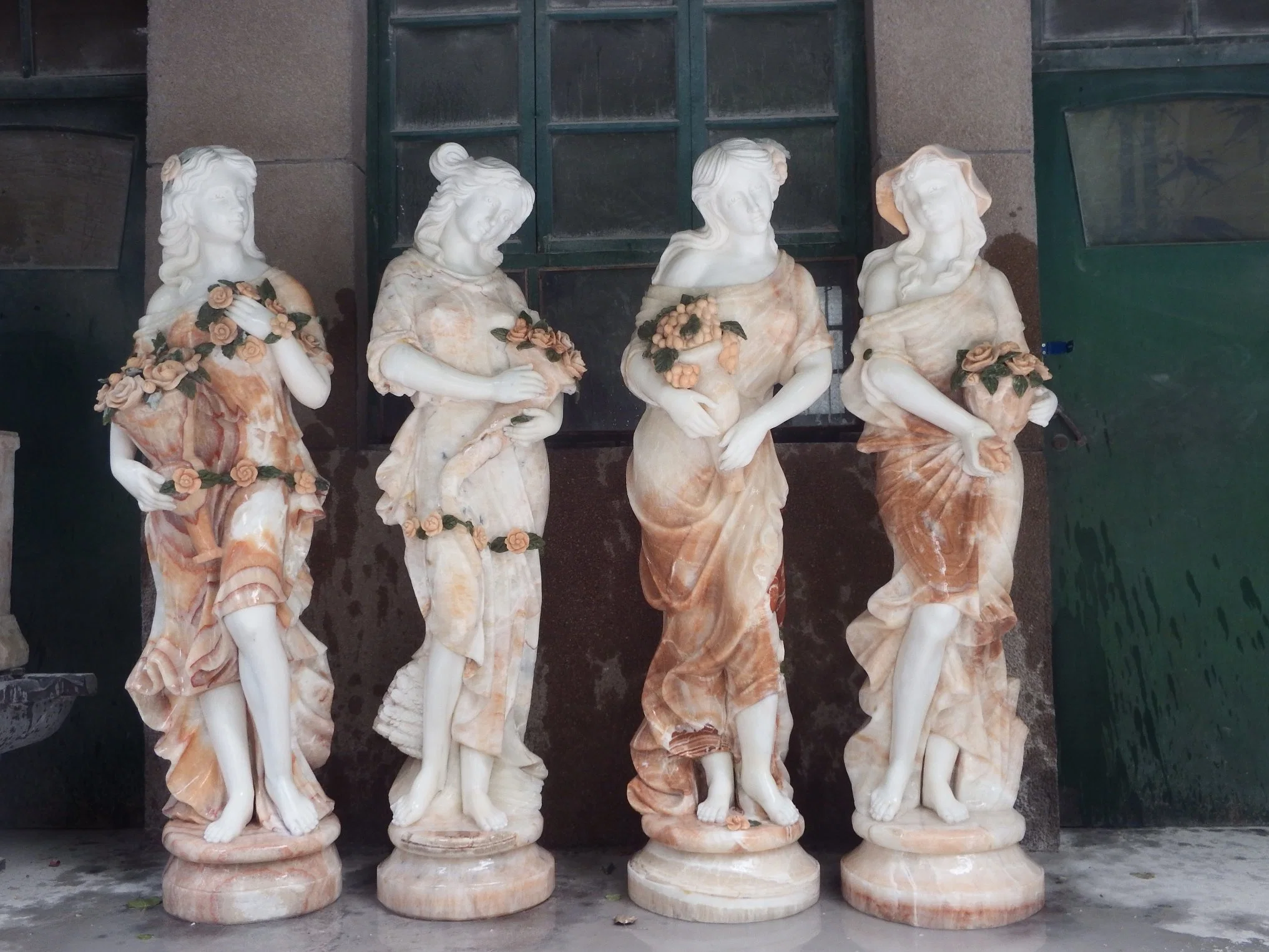 أربعة شخصيات خارجية رائعة مع ديكور أزهار وتمثال حجرى رخامى النحت (SYMS-154)