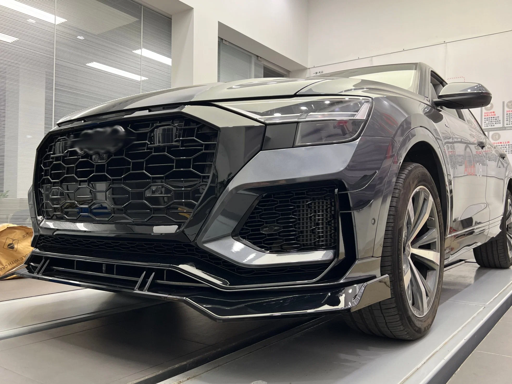 China personalizable Kit de carrocería paragolpes Spoiler trama faro antiniebla de rejilla de cerco para el 2022 Audi Q8