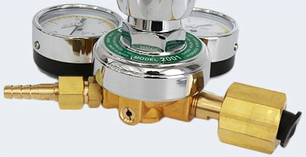 Ar N2 O2 CO2 H2 He C2h2 Gas Regulator with Two Pressure Gauges Chiyoda Seiki Japan Model 2001 Type Style with Ks 2.5MPa 25MPa W22-14 M16*1.5 Cga540 Cga510