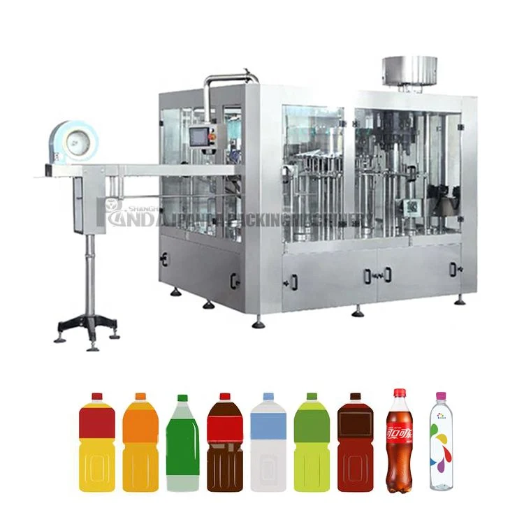 Machine automatique de remplissage et d'emballage de bouteilles d'eau / de jus / de boissons gazeuses. Ligne de production avec une réduction de 3 à 5%