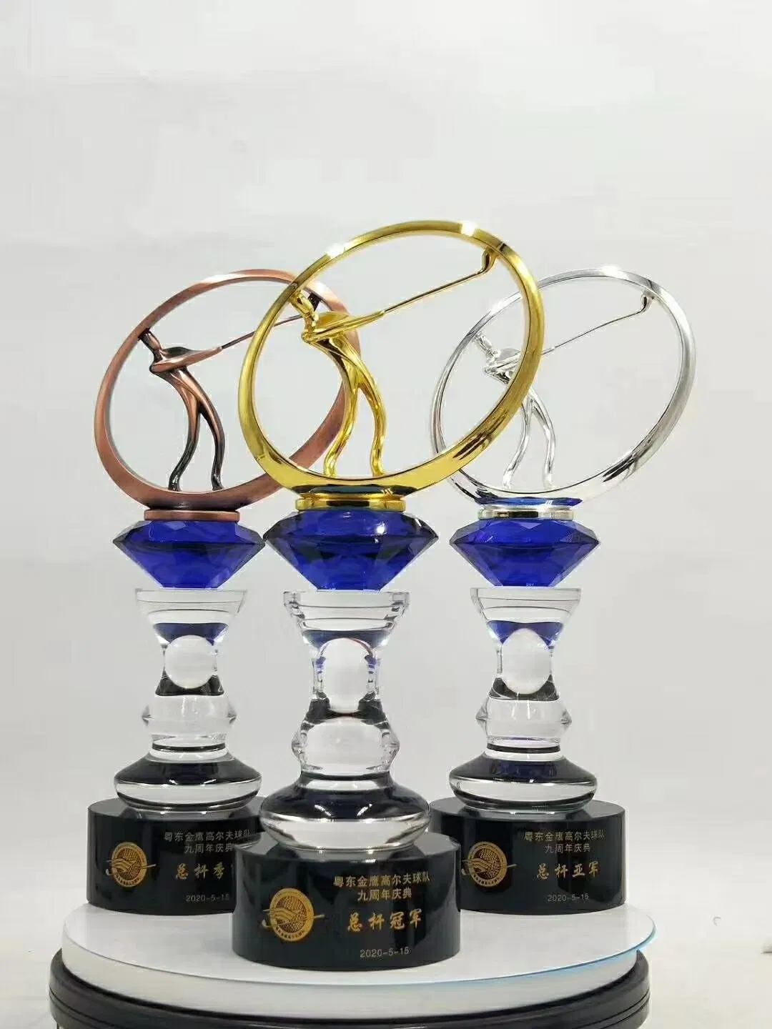 Artes artesanales personalizados de oro trofeo de cristal la música dance/Plástico Trofeos de la Base de Madera