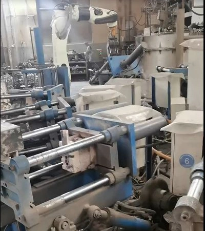 Robot de fundición continua de metal vertiendo línea de producción de fundición por gravedad de aluminio