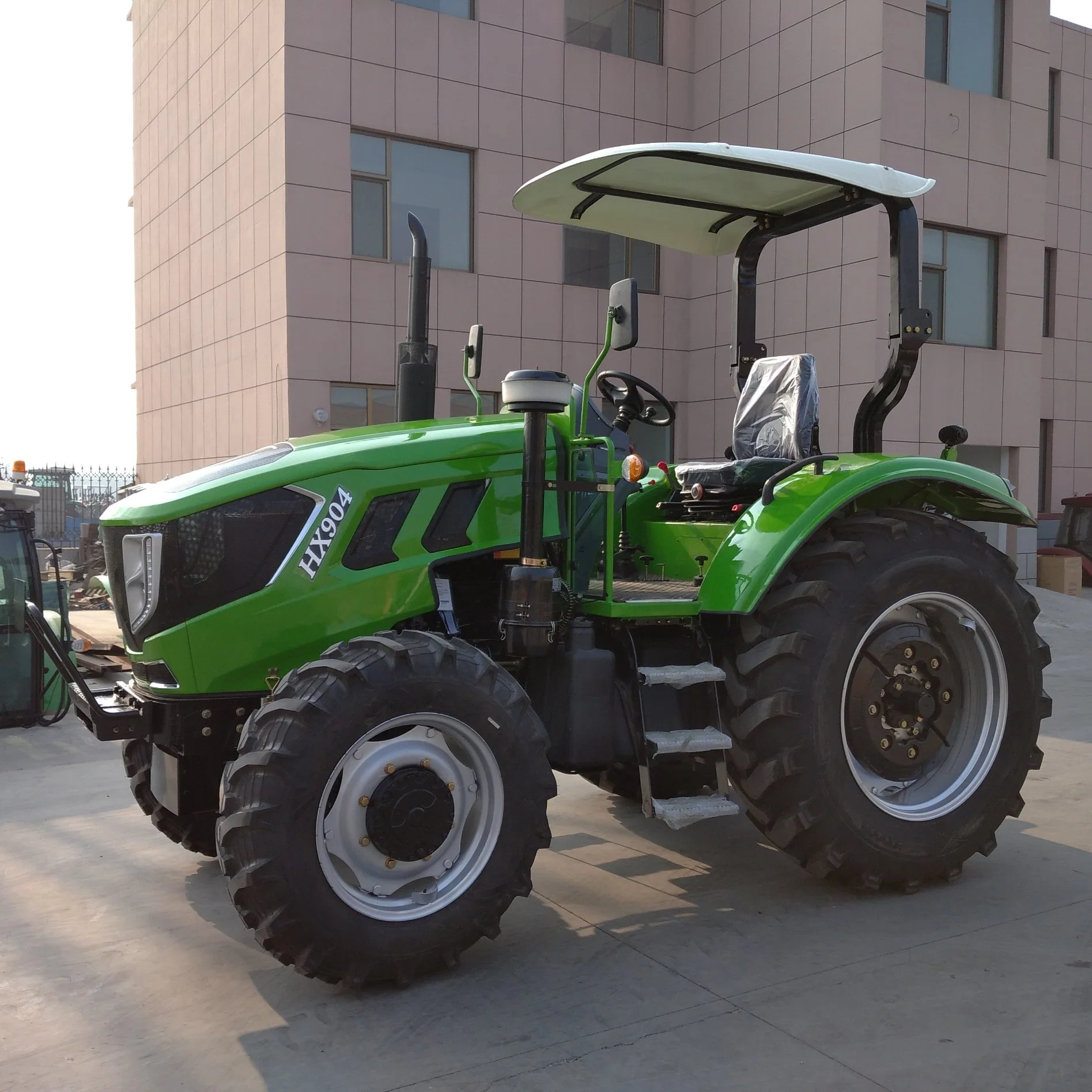 Tractor de gran tamaño del chasis Td 120 CV Tractor con motor Diesel 6 cilindros