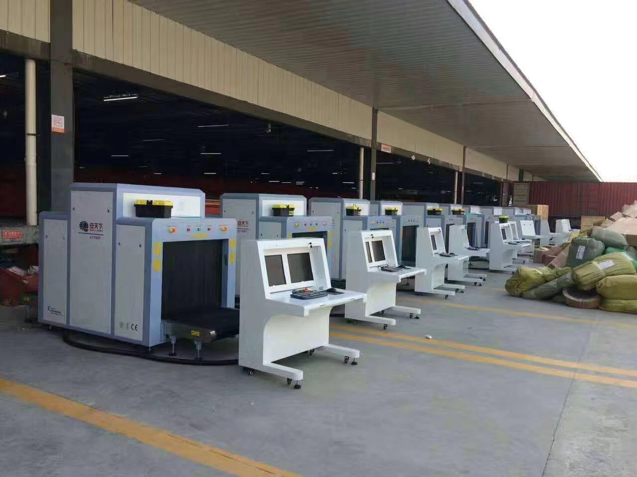 At100100 Big Security X-ray Inspection Machine for Baggage and Luggage Scanning and Screening Suitable for Seaport, Airports