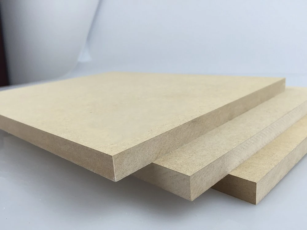 Las materias de la junta impermeable MDF Precio de Tailandia para el armario de madera de pino