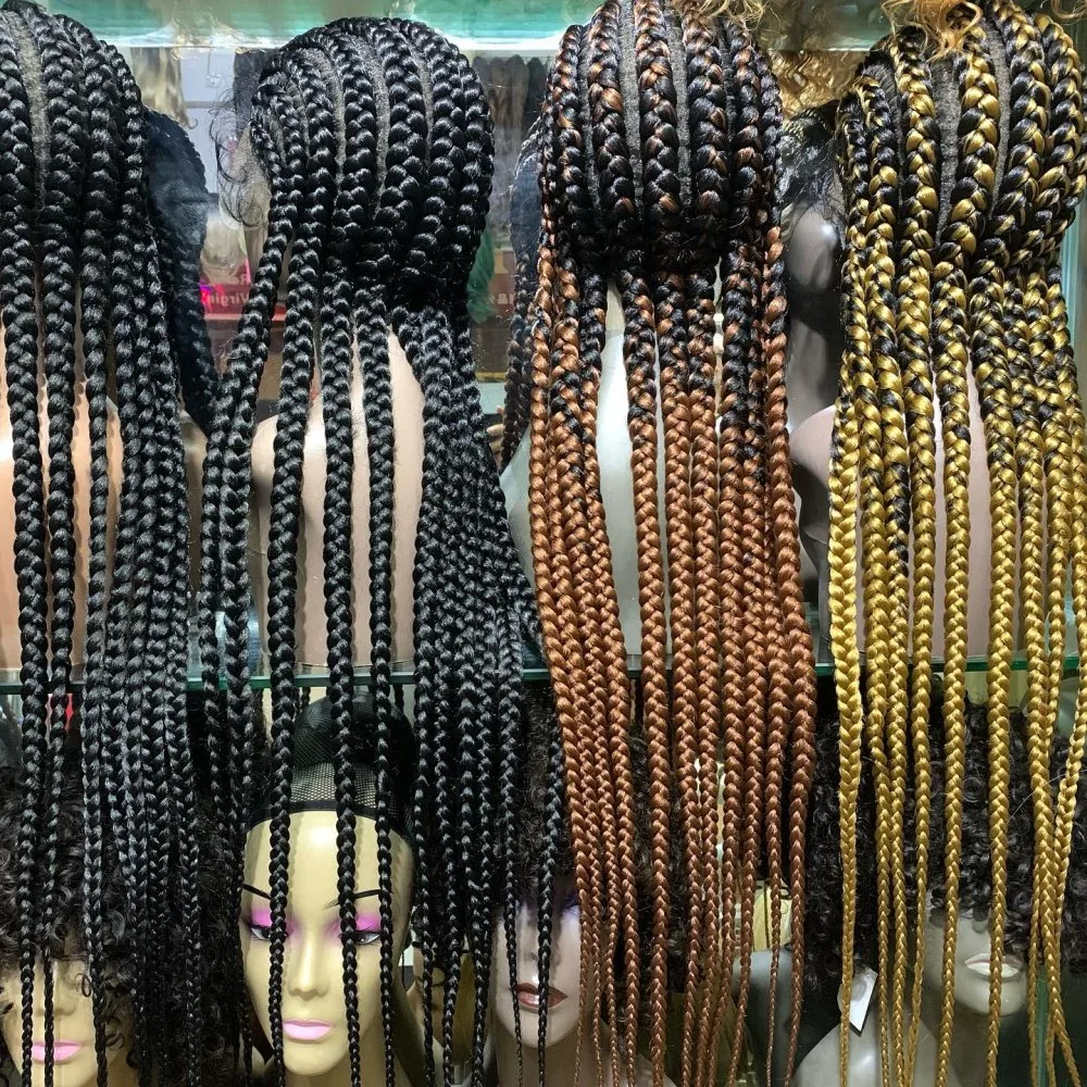 Fornecedores de pêlos sintéticos Glueless Grosso Caixa formados por Africanos Entrelaçando Hair Peruca Full Lace Frente Cabeleiras trançada para mulheres negras