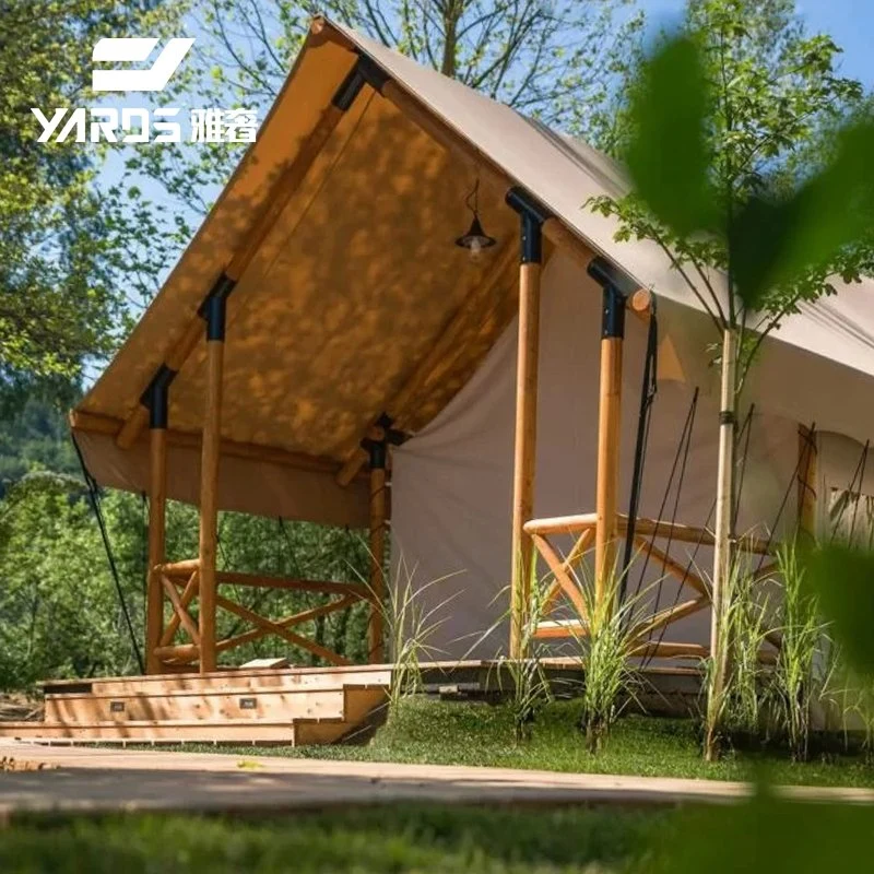 Tente safari en toile imperméable et structure en bois pour resort.