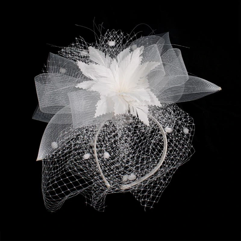 Royal Damen Weiße Feder Spitze Sinamay Custom Made Fascinators Haar Zubehör Party Hochzeit Kirche Haarband für Frauen