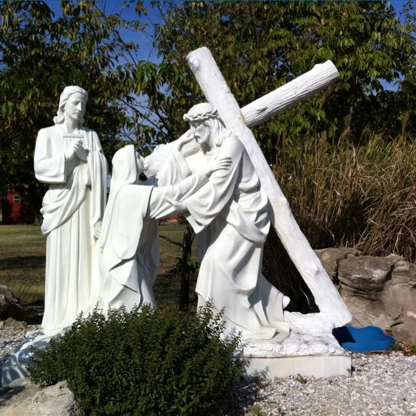 Пользовательский размер жизни религиозных мраморная скульптура Иисуса ношение креста скульптура