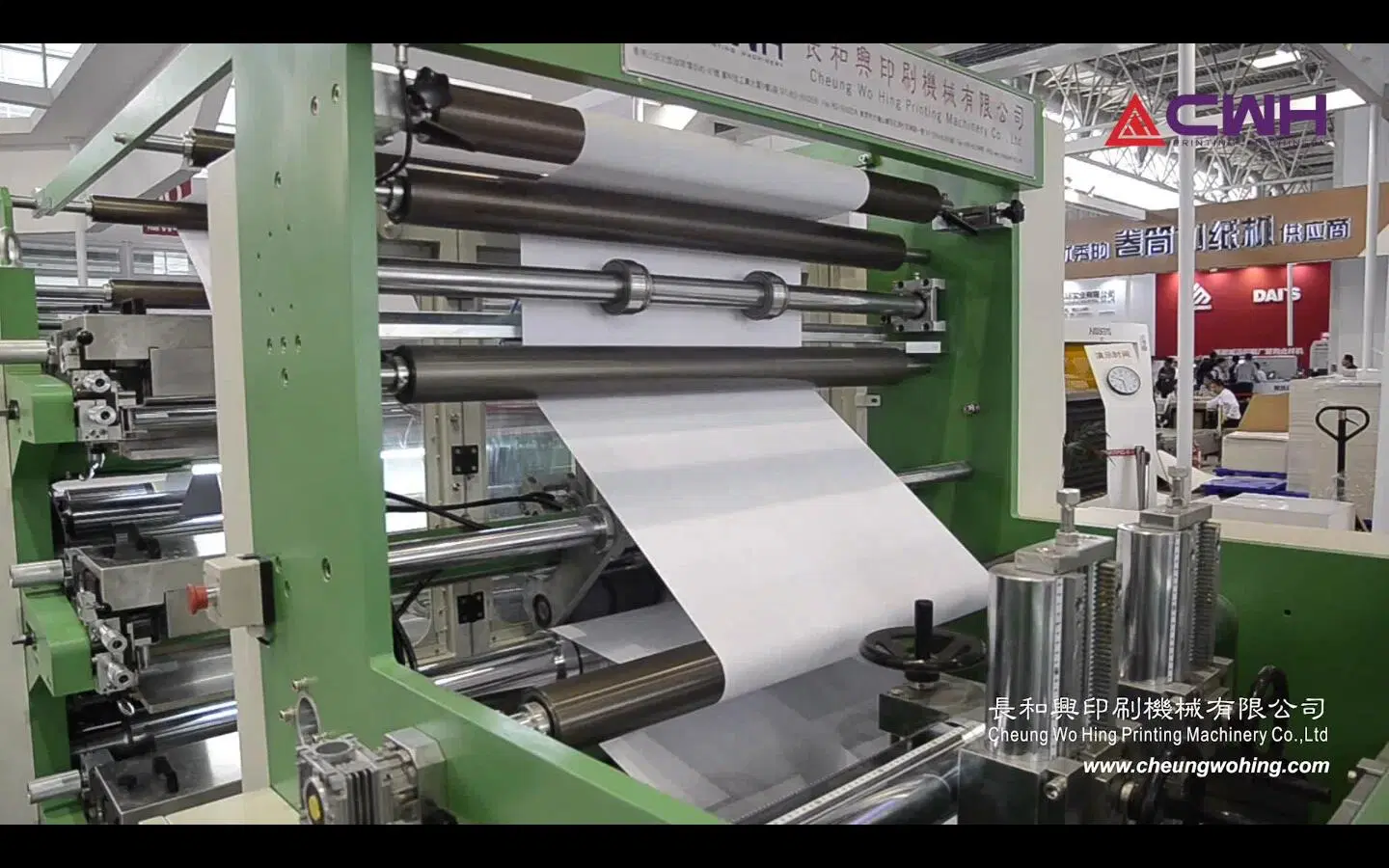 Cuaderno de papel haciendo cola de la máquina Línea de producción atrás