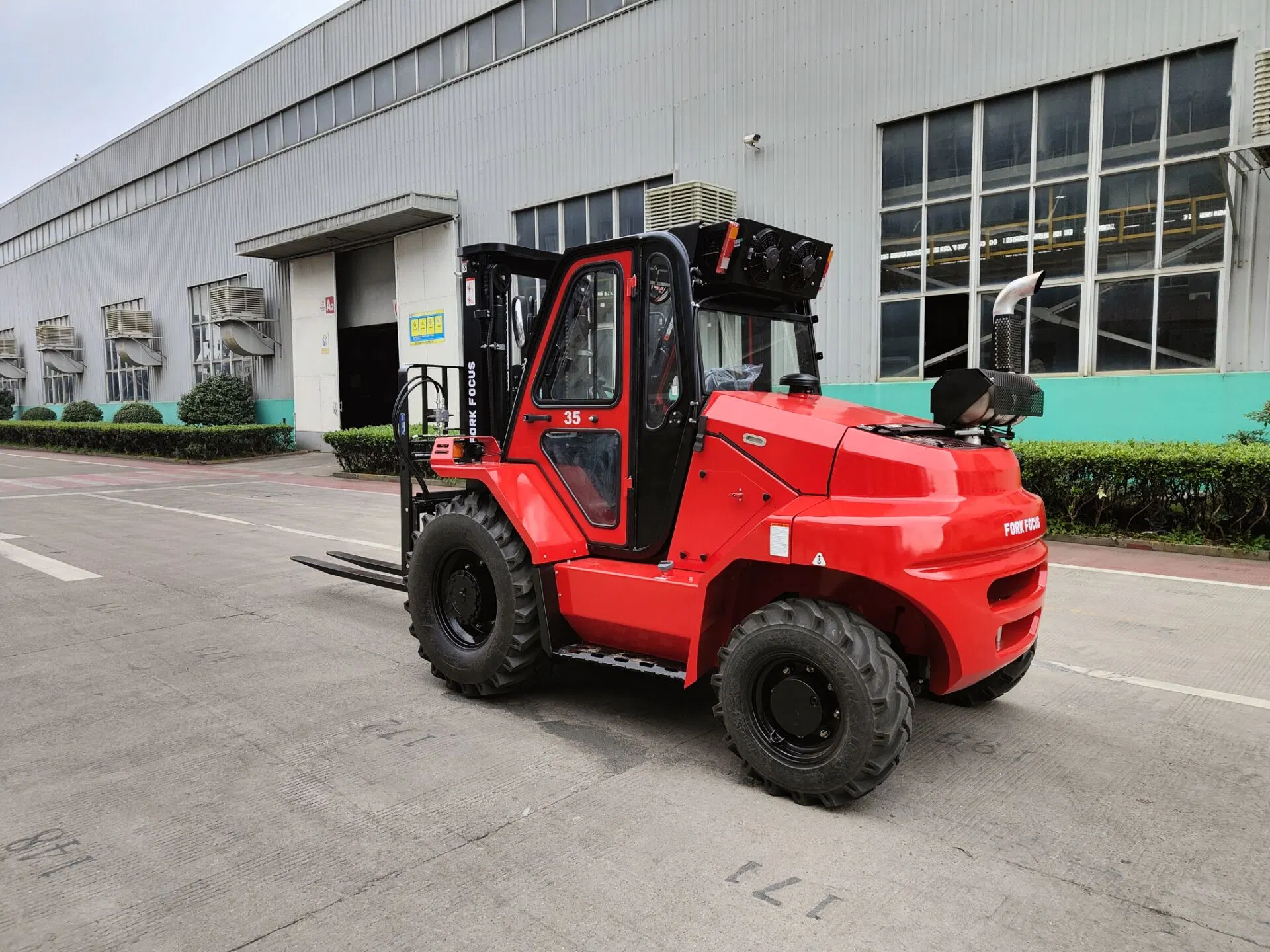 off Road Forkfocus Forklift 2WD 2.0t Rough Terrain Forklift with Triplex Mast Industrial Site