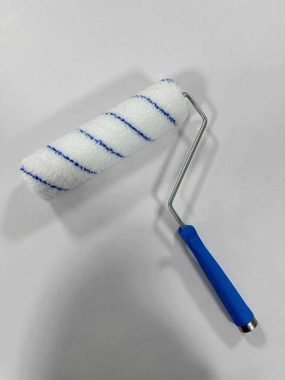 Échantillon gratuit motif populaire rouleau à peindre brosse avec poignée en plastique pour l'outil de peinture La peinture de la chambre