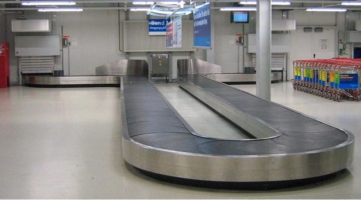 Система ремней конвейера для перевозки багажа в аэропорту