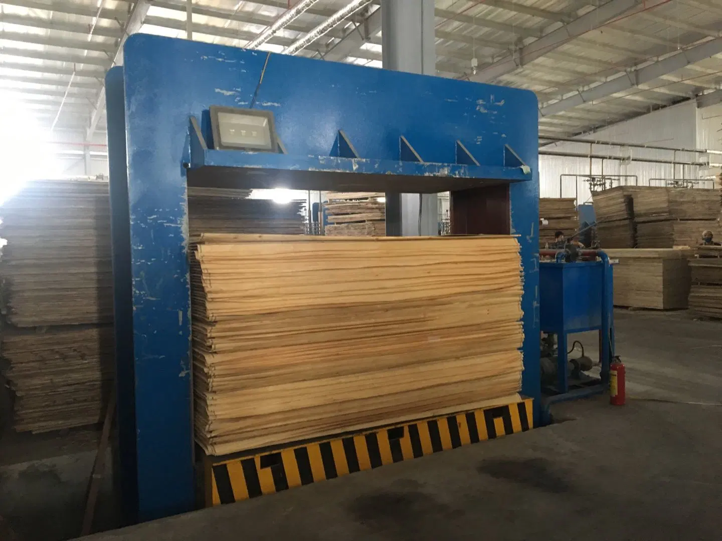 آلة الضغط البارد للخشب للبيع تستخدم في صناعة الخشب الرقائقي على النواة.