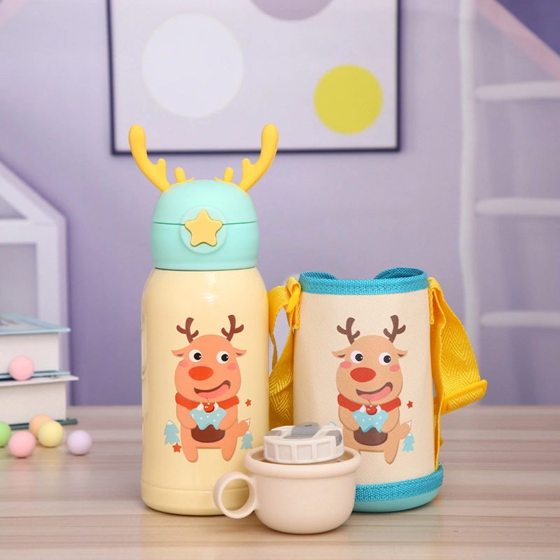 Vente en gros enfants mignon dessin animé Noël Elk hors de la coupe de voyage 316 Thermos en acier inoxydable bouteille d'eau pour enfants Avec pochette en paille 3 couvercles