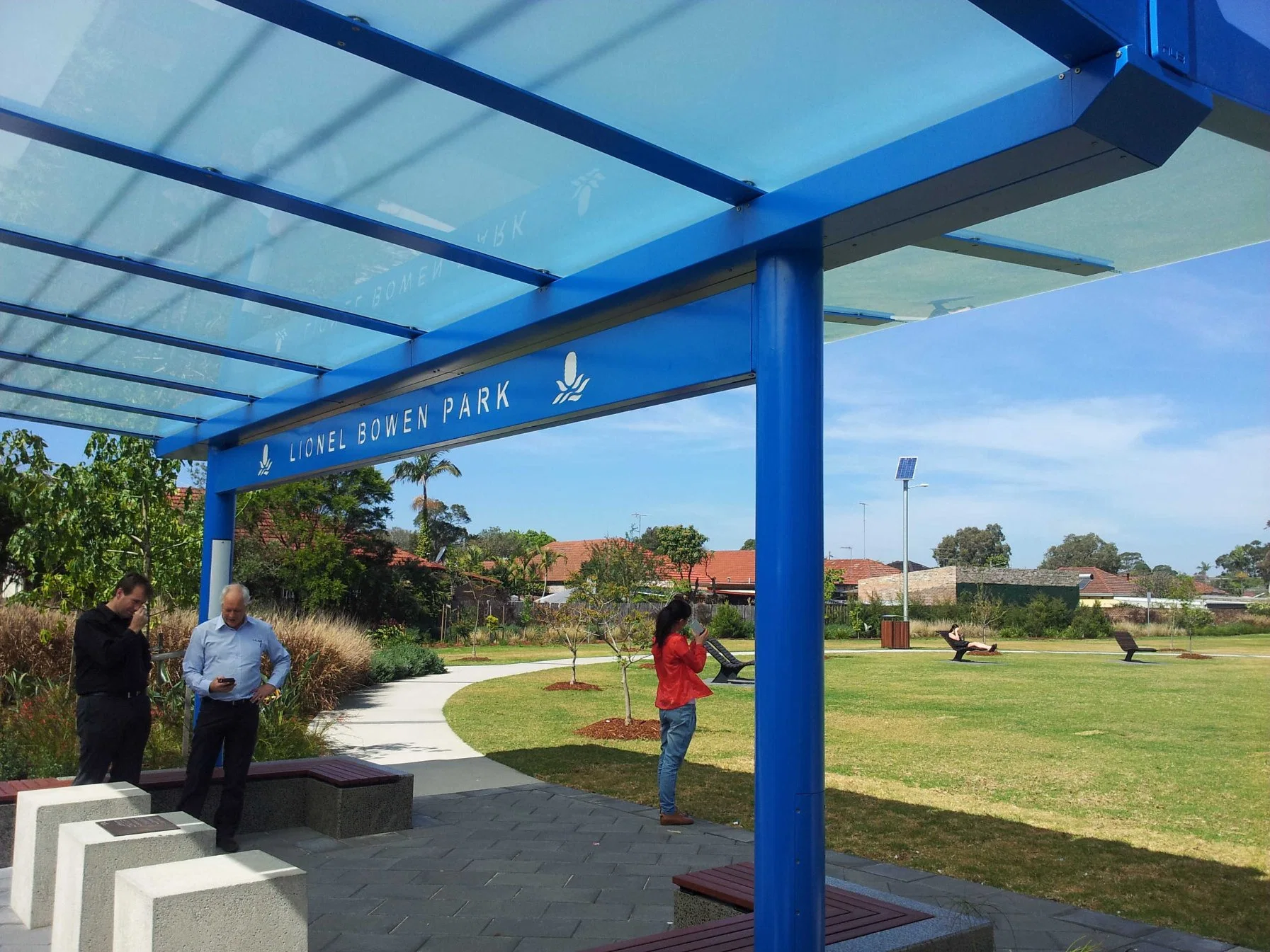 La parada de autobús de metal OEM de la vivienda de moderno diseño personalizado en el exterior de acero inoxidable de Bus de la ciudad de la vivienda