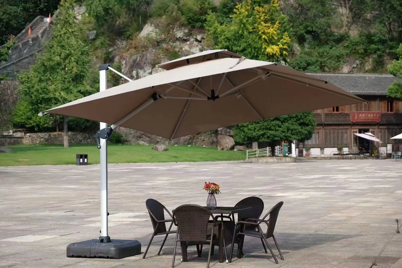 Chine Parasol Professionnel Large Cafe High Quality Cantilever Big Resort Umbrella