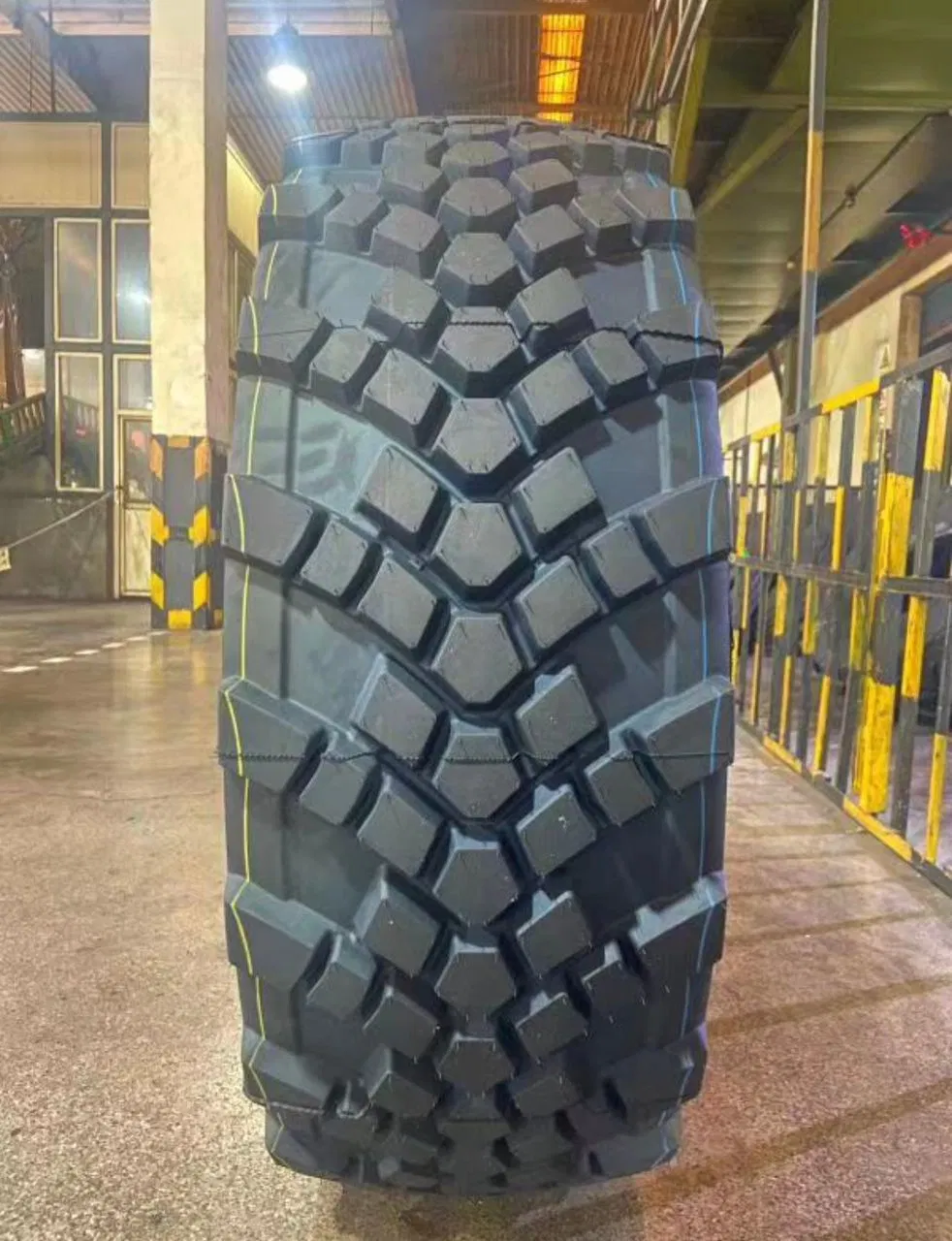 Worcraft Brand OTR Indutrial Tyre 16.00r20 425/85r21 14.00r20 12.00r20 29.5r25 26.5r25 23.5r25 Heavy Gas Oil Truck Industrial Tyre Tire TBR OTR