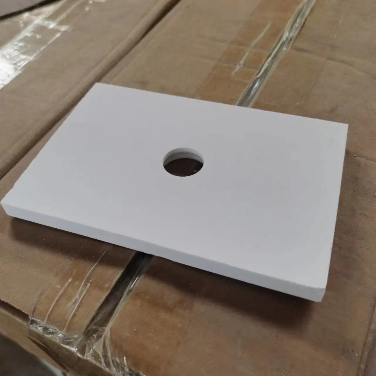 Large Supply of 100*100*10 Hole Alumina Ceramic Plate Bolt Hole Ceramic Plate Large Supply of 100*100*10 Hole Alumina Ceramic Plate Bolt Hosupport Customization