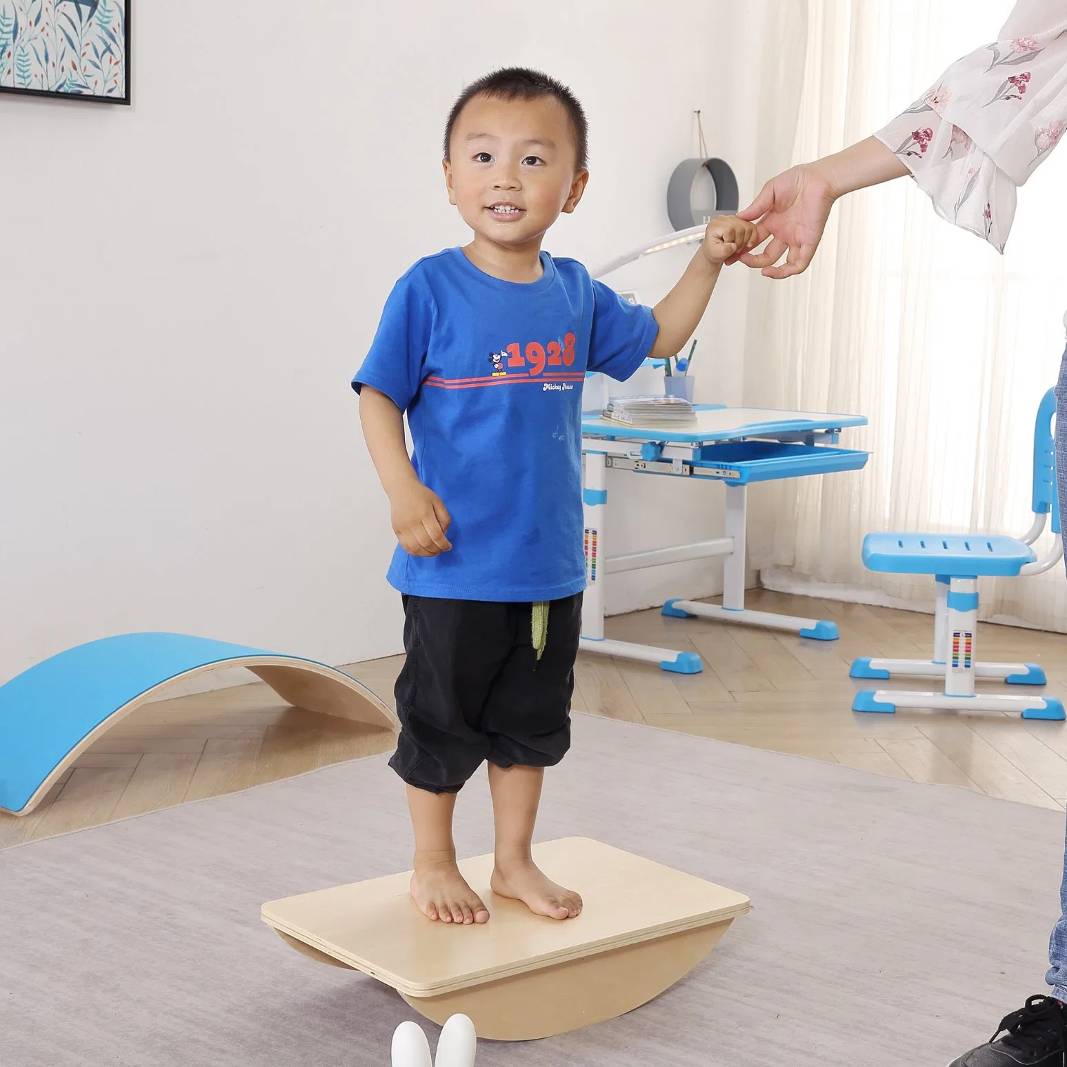 Hot Selling Solid Wooden Curvy Rocker Balance Board for Children