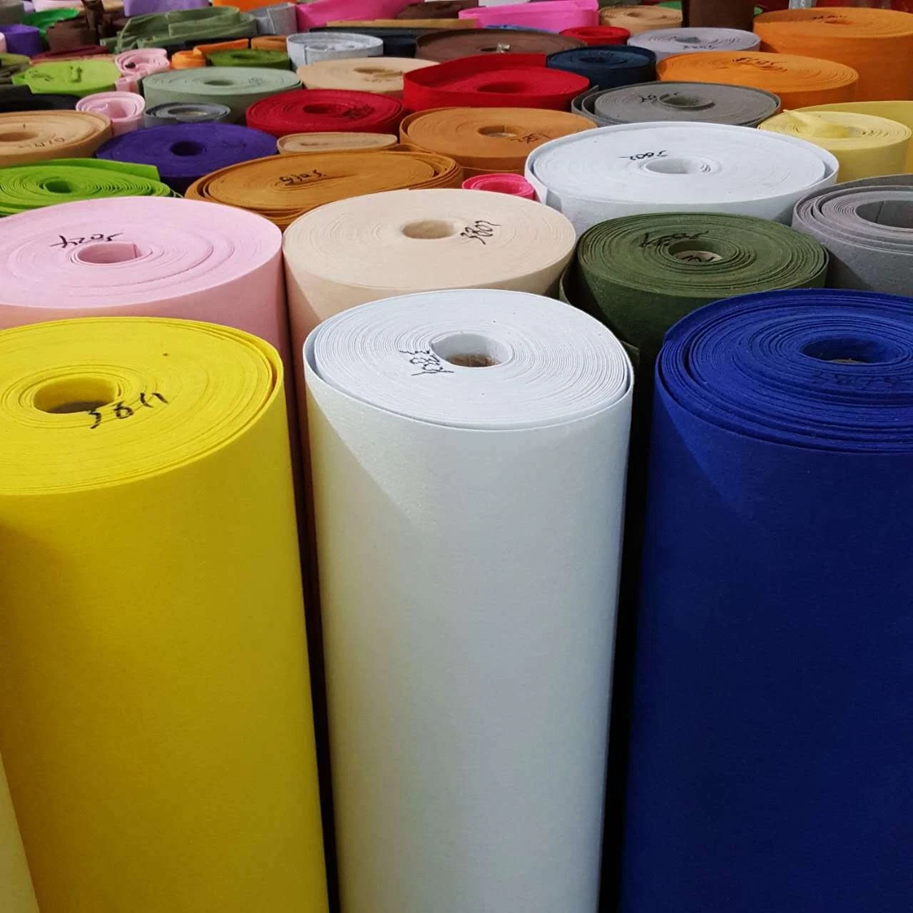 High Quality 100% Polyester Needle Punched Nonwoven Fabric for Lining Clothing Making