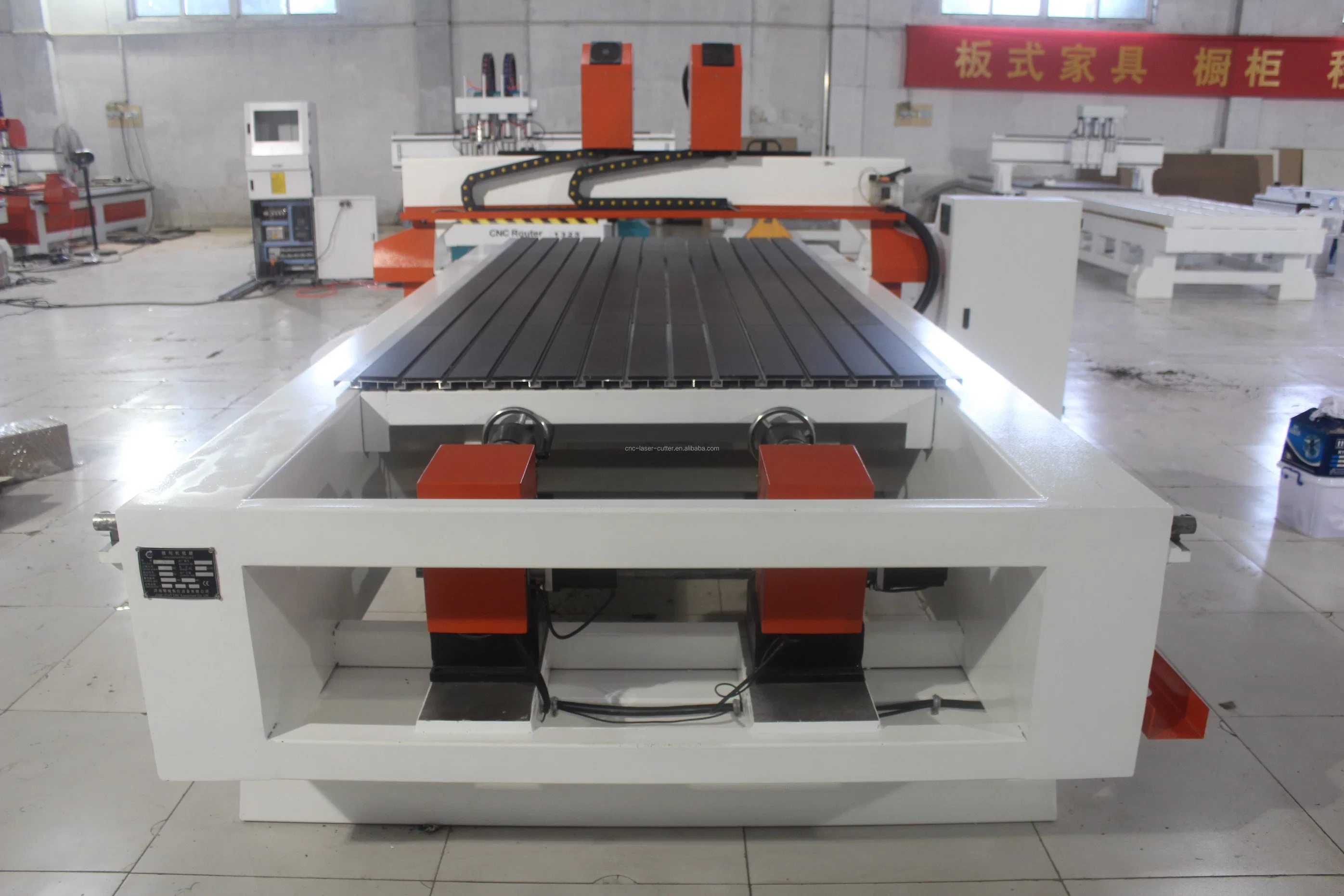 1325 Máquina de Gravação CNC de Vendas Diretas com Máquina de Gravação da Fábrica de Jinan, China.