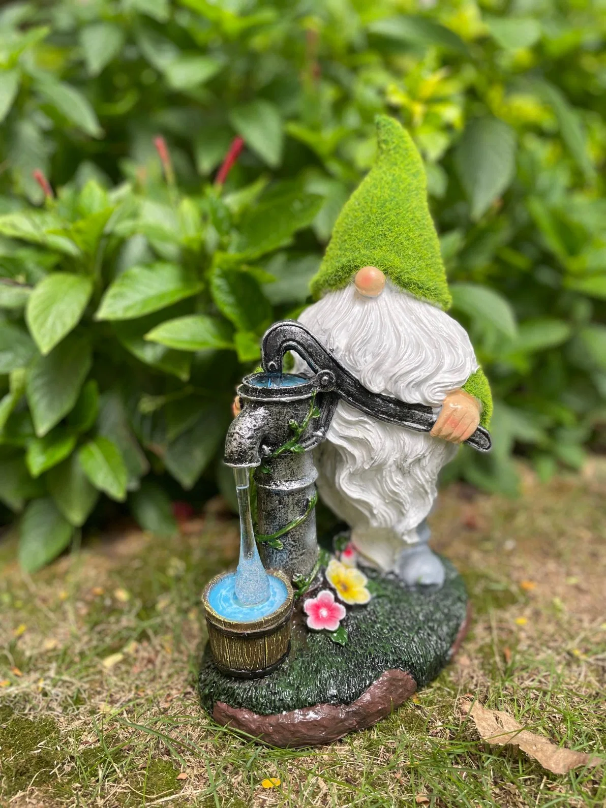 New Style Outdoor Solar Lamp Garden Resin Ornaments Dwarf Water Pressure Resin Crafts LED Resin Gnome Statue