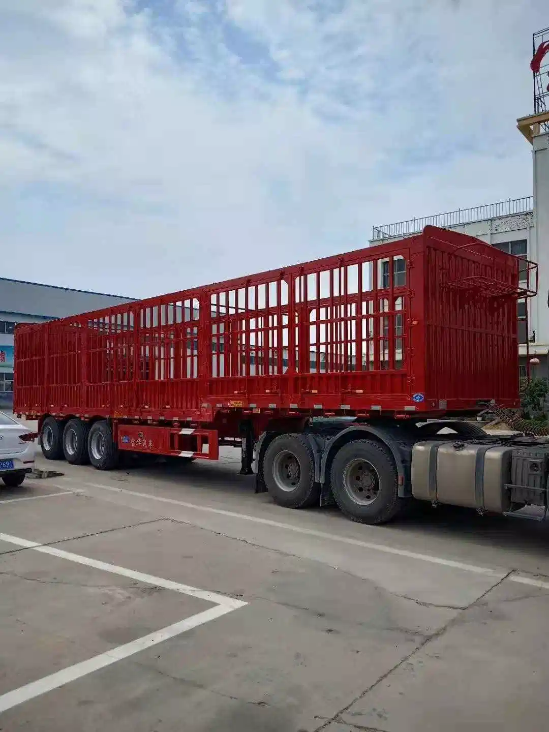 Customized 30-100 Tonnen Rinder Trailer Vieh Trailer 2 3 4 Achsen Fracht Tier Transport Pfahl Zaun Semi Trailer